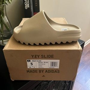 Brand New Yeezy Slide size 5